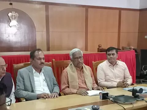 ದಾವಣಗೆರೆಯಲ್ಲಿ ಕನ್ನಡ ಅಭಿವೃದ್ಧಿ ಪ್ರಾಧಿಕಾರದಿಂದ ಪ್ರಗತಿ ಪರಿಶೀಲನೆ ಬಳಿಕ ಸುದ್ದಿಗೋಷ್ಠಿಯಲ್ಲಿ ಅಧ್ಯಕ್ಷ ಡಾ.ಪುರುಷೋತ್ತಮ ಬಿಳಿಮಲೆ ಮಾತನಾಡಿದರು. ಕಾರ್ಯದರ್ಶಿ ಡಾ. ಸಂತೋಷ್ ಹಾನಗಲ್, ಡಾ.ಎ.ಬಿ. ರಾಮಚಂದ್ರಪ್ಪ, ಕಸಾಪ ಜಿಲ್ಲಾಧ್ಯಕ್ಷ ಬಿ.ವಾಮದೇವಪ್ಪ, ಮಧುಕುಮಾರ್, ಕನ್ನಡ ಮತ್ತು ಸಂಸ್ಕೃತಿ ಇಲಾಖೆ ಸಹಾಯಕ ನಿರ್ದೇಶಕ ರವಿಚಂದ್ರ ಇದ್ದರು.  