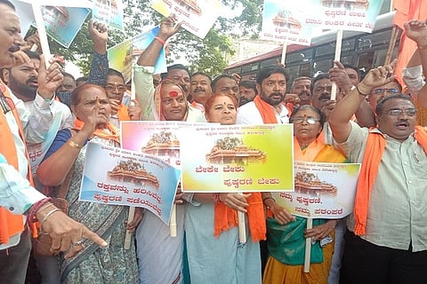 pushkarani protestಹಳೇ-ಹುಬ್ಬಳ್ಳಿಯ ಆಸಾರ ಓಣಿಯ ಶ್ರೀ ಭವಾನಿ ಶಂಕರ ನಾರಾಯಣ ದೇವಸ್ಥಾನಕ್ಕೆ ಸೇರಿದ ಪುಷ್ಕರಣೆ ಮೇಲೆ ರಸ್ತೆ ನಿರ್ಮಾಣ ಮಾಡಿರುವುದನ್ನು ಖಂಡಿಸಿ ಹಿಂದೂಪರ ಸಂಘಟನೆಗಳ ನೇತೃತ್ವದಲ್ಲಿ ಹುಬ್ಬಳ್ಳಿಯ ಚನ್ನಪೇಟೆ ಸರ್ಕಾರಿ ಶಾಲೆ ಮುಂದೆ ಶನಿವಾರ ಬೃಹತ್ ಪ್ರತಿಭಟನೆ ನಡೆಯಿತು.