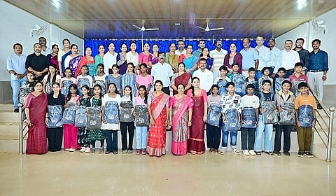 ಮೂರ್ನಾಡು ಪ್ರೌಢಶಾಲಾ ವಿದ್ಯಾರ್ಥಿಗಳಿಗೆ ಪ್ರತಿಭಾ ಪುರಸ್ಕಾರ ಕಾರ್ಯಕ್ರಮದಲ್ಲಿ ವಿದ್ಯಾರ್ಥಿಗಳಿಗೆ ಶಾಲಾ ಬ್ಯಾಗ್ ವಿತರಿಸಲಾಯಿತು. ಎಸ್.ಡಿ.ಪ್ರಶಾಂತ್, ಹೆಚ್.ಬಿ.ಕೃಷ್ಣಪ್ಪ ಇತರರಿದ್ದರು.