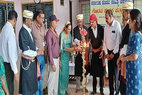 ಬುಟ್ಟಂಗಾಲದ ಕೊಡಗು ಹೆಗ್ಗಡೆ ಸಮಾಜದಲ್ಲಿ ಗುರುವಾರ ನಡೆದ ಕರ್ನಾಟಕ ಕೊಡವ ಸಾಹಿತ್ಯ ಅಕಾಡೆಮಿಯ 18ನೇ ಕೊಡವ ಪುಸ್ತಕ ಪತ್ತಾಯ ಅನಾವರಣ ಕಾರ್ಯಕ್ರಮವನ್ನು ಹೆಗ್ಗಡೆ ಸಮಾಜದ ಅಧ್ಯಕ್ಷ ಕೊರಕುಟ್ಟಿರ ಸರ ಚಂಗಪ್ಪ ಉದ್ಘಾಟಿಸಿದರು. ಅಜ್ಜಿನಿಕಂಡ ಸಿ. ಮಹೇಶ್ ನಾಚಯ್ಯ, ಪಡಿಞರಂಡ ಜಿ. ಅಯ್ಯಪ್ಪ, ಪಡಿಞರಂಡ ದೇವಕಿ ಅಚ್ಚಪ್ಪ, ರಾಧ ಕುಟ್ಟಪ್ಪ, ನಾಪಂಡ ಗಣೇಶ ಮತ್ತಿತರರು ಇದ್ದರು.