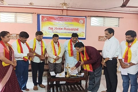 ವಿಶ್ವ ಪುಸ್ತಕ ದಿನಾಚರಣೆ ಕಾರ್ಯಕ್ರಮವನ್ನು ಕೆ.ತಿಮ್ಮಪ್ಪ ಉದ್ಘಾಟಿಸಿದರು. ಟಿ.ಪಿ.ರಮೇಶ್, ಸಂಪತ್ ಕುಮಾರ್, ಕೇಶವ ಕಾಮತ್ ಇತರರಿದ್ದರು.