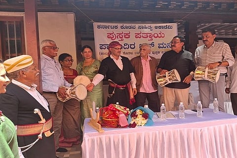 ಕೊಡವ ಪುಸ್ತಕ ಪತ್ತಾಯ ಕಾರ್ಯಕ್ರಮದಲ್ಲಿ ಕೋಟೆರ ಕುಟುಂಬಸ್ಥರಿಗೆ ಅಕಾಡೆಮಿ ವತಿಯಿಂದ ದುಡಿ ವಿತರಿಸಲಾಯಿತು. ಮಹೇಶ್ ನಾಚಯ್ಯ, ಕಾಂಚನ ಪೊನ್ನಣ್ಣ, ಅರುಣ್ ಮಾಚಯ್ಯ, ಧರ್ಮಜ ಉತ್ತಪ್ಪ ಇತರರಿದ್ದರು.