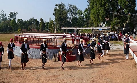 ಮಡಿಕೇರಿ ಕೊಡವ ಸಮಾಜದ ವತಿಯಿಂದ ಪುತ್ತರಿ ಊರೊರ್ಮೆ ಹಾಗೂ ಮಂದ್‌ನಲ್ಲಿ ಶನಿವಾರ ಪುತ್ತರಿ ಕೋಲಾಟ್ ಮತ್ತು ಕತ್ತಿಯಾಟ್ ನಡೆಯಿತು.