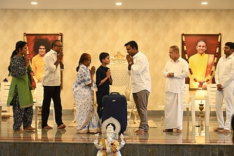 ಶ್ರೀ ಸತ್ಯಸಾಯಿ ಲೋಕಸೇವಾ ಗುರುಕುಲಂಗೆ ಸೇರ್ಪಡೆಯಾದ ವಿದ್ಯಾರ್ಥಿಗಳಿಗೆ ಶುಕ್ರವಾರ ಜಾಯಿನಿಂಗ್‌ ಕಿಟ್‌ ಗಳನ್ನು ವಿತರಿಸಲಾಯಿತು.