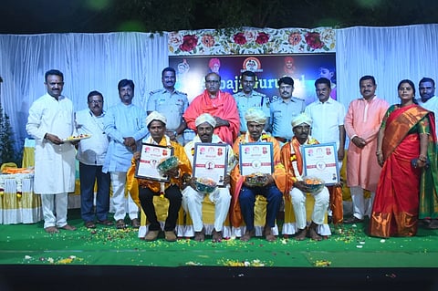 ಉದನೂರ ಹೊರವಲಯದ ಅಪ್ಪಾಜಿ ಗುರುಕುಲ ಆಂಗ್ಲಮಾಧ್ಯಮ ಶಾಲೆಯಲ್ಲಿ ಭಾನುವಾರ ಸಂಜೆ ಏರ್ಪಡಿಸಿದ್ದ ಸಾಂಸ್ಕೃತಿಕ ಉತ್ಸವದಲ್ಲಿ ಗಣ್ಯರಿಗೆ ಅಪ್ಪಾಜಿ ಗುರುಸೇವಾ ಭಾಗ್ಯ ಪ್ರಶಸ್ತಿ ನೀಡಿ ಗೌರವಿಸಲಾಯಿತು. ಶ್ರೀ ರೇವಣಸಿದ್ದ ಶಿವಾಚಾರ್ಯ, ಶಿವಾನಂದ ಖಜೂರ್ಗಿ, ಬಸವೇಶ್ವರ ಹೀರಾ, ರಾಘವೇಂದ್ರ ಭಜಂತ್ರಿ, ಮಹಾದೇವ ಪಾಟೀಲ್, ರಾಜಕುಮಾರ ಉದನೂರ, ಜಯತೀರ್ಥ ಪಾಟೀಲ್ ಇತರರಿದ್ದರು.