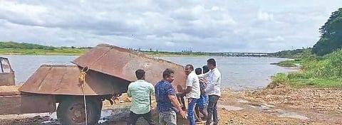 ಗಣಿ ಮತ್ತು ಭೂ ವಿಜ್ಞಾನ ಇಲಾಖೆ ಅಧಿಕಾರಿಗಳು ವಶಪಡಿಸಿಕೊಂಡ (sand, rafts seized) ಕಬ್ಬಿಣದ ತೆಪ್ಪಗಳು.