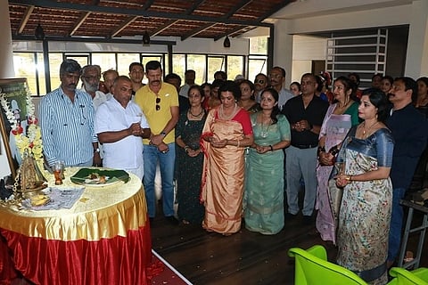ಕೊಡಗು ಕಲಾವಿದರ ಸಂಘದ ವತಿಯಿಂದ ಕನ್ನಡ ಚಿತ್ರರಂಗದ ಖ್ಯಾತ ನಿರ್ದೇಶಕ, ನಟ ಹಾಗೂ ಕೊಡವ ಧಾರಾವಾಹಿಗಳ ನಿರ್ದೇಶಕ ದಿ. ಎ.ಟಿ.ರಘು ಅವರ ಮೊದಲ ವರ್ಷದ ಪುಣ್ಯ ಸ್ಮರಣೆ ಕಾರ್ಯಕ್ರಮ ನಡೆಯಿತು. ಕೊಟ್ಟುಕತ್ತೀರ ಪ್ರಕಾಶ್ ಕಾರ್ಯಪ್ಪ, ಬಯವಂಡ ಬಿನು ಸಚಿನ್, ನೆರವಂಡ ಉಮೇಶ್, ಪುಗ್ಗೇರ ಆಕಾಶ್, ಅಲ್ಲಾರಂಡ ವಿಠಲ್ ನಂಜಪ್ಪ, ಚೆರುವಾಳಂಡ ಸುಜಲ ನಾಣಯ್ಯ ಮತ್ತಿತರರು ಇದ್ದರು.