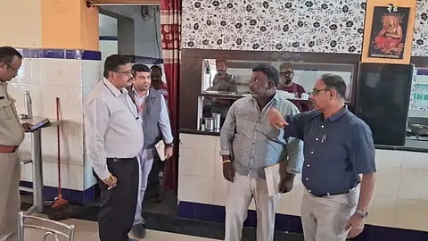 ಕೋಲಾರ ನಗರದ ಕೆಎಸ್​ಆರ್​ಟಿಸಿ ಬಸ್​ ನಿಲ್ದಾಣದದಲ್ಲಿನ ಉಡುಪಿ ಶ್ರೀಕೃಷ್ಣ ಬೃಂದಾವನ ಹೋಟೆಲ್​ ಮೇಲೆ ಅಧಿಕಾರಿಗಳು ದಾಳಿ ನಡೆಸಿದರು.