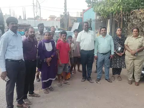 ಕೋಲಾರ ಜಿಲ್ಲೆಯ ಮಾಲೂರು ತಾಲೂಕಿನ ರಾಮೇನಹಳ್ಳಿ ಸಮೀಪದ ಇಟ್ಟಿಗೆ ್ಯಾಕ್ಟರಿಗೆ ಅಧಿಕಾರಿಗಳು ಮಂಗಳವಾರ ದಿಢೀರ್​ ದಾಳಿ ನಡೆಸಿರುವುದು. ಜಂಬಗಿ ರೇಣುಕಾ ಪ್ರಸಾದ್​ ದಿಲೀಪ್​, ರೇಣುಕಾ ಪ್ರಸನ್ನ, 