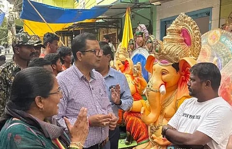 ನಗರದಲ್ಲಿ ಗಣೇಶ ಮೂರ್ತಿಗಳ ಮಾರಾಟ ಮಳಿಗೆಯ ಮೇಲೆ ದಾಳಿ ನಡೆಸಿರುವ ವಿಶೇಷ ತನಿಖಾದಳದ ತಂಡದ ಅಧಿಕಾರಿಗಳು.