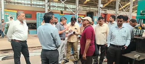 ನಗರದ ನೈಋತ್ಯ ರೈಲ್ವೆ ಕೋಚಿಂಗ್​ ಘಟಕಕ್ಕೆ ರೈಲ್ವೆ ಪ್ರಧಾನ ವ್ಯವಸ್ಥಾಪಕ ಪಿ. ಅನಂತ್​ ಸೋಮವಾರ ಭೇಟಿ ನೀಡಿ ಚಟುವಟಿಕೆಗಳ ಕುರಿತು ಪರಿಶೀಲಿಸಿದರು. 