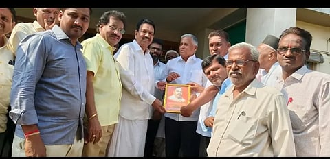 ಕೇಂದ್ರ ಸಚಿವ ವಿ.ಸೋಮಣ್ಣ ಅವರಿಗೆ ಕುಷ್ಟಗಿ-ಘಟಪ್ರಭಾ ನೂತನ ರೈಲು ಮಾರ್ಗದ ಸರ್ವೇ ಕಾರ್ಯ ನಡೆಸುವಂತೆ ಆಗ್ರಹಿಸಿ ರೈಲ್ವೆ  railway ಹೋರಾಟ ಸಮಿತಿ ಸದಸ್ಯರು ಮನವಿ ಸಲ್ಲಿಸಿದರು. 