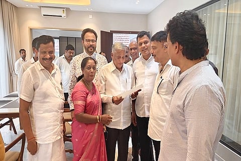 ಕಾಣಿಯೂರು-ಸುಳ್ಯ-ನಾಪೋಕ್ಲು-ಕುಶಾಲನಗರ ರೈಲ್ವೇ ಮಾರ್ಗದ ಬಗ್ಗೆ ಕೇಂದ್ರ ರೈಲ್ವೇ ಖಾತೆ ರಾಜ್ಯ ಸಚಿವ ವಿ. ಸೋಮಣ್ಣ ಅವರಿಗೆ ಮನವಿ ಸಲ್ಲಿಸಿದ ಭಾಗೀರಥಿ ಮುರುಳ್ಯ ಮತ್ತು ಬ್ರಿಜೇಶ್ ಚೌಟ 