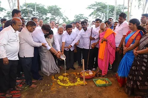  ಶಿವಮೊಗ್ಗ ವಿದ್ಯಾನಗರದಲ್ಲಿ ರೈಲ್ವೆ ಅಂಡರ್‌ಪಾಸ್ ಕಾಮಗಾರಿಗೆ ಬಿ.ವೈ.ರಾಘವೇಂದ್ರ ಗುದ್ದಲಿಪೂಜೆ ನೆರವೇರಿಸಿದರು. ಎಸ್.ಎನ್.ಚನ್ನಬಸಪ್ಪ, ಡಿ.ಎಸ್.ಅರುಣ್, ಎನ್.ಕೆ.ಜಗದೀಶ್, ಮೋಹನ್ ರೆಡ್ಡಿ,  ಎಸ್.ಜ್ಞಾನೇಶ್ವರ್, ಯಮುನಾ ರಂಗೇಗೌಡ ಇದ್ದರು.
