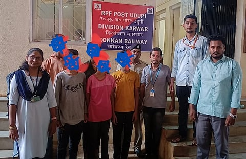 ಐದು ಜನ ಅಪ್ರಾಪ್ತ ಬಾಲಕರನ್ನು  ಇಂದ್ರಾಳಿ ರೈಲ್ವೇ ನಿಲ್ದಾಣದಲ್ಲಿ ವಶಕ್ಕೆ ಪಡೆಯಲಾಗಿದೆ. 