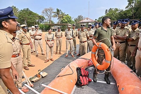 ಕೊಡಗಿನಲ್ಲಿ ಈ ವರ್ಷದ ಮಳೆಗಾಲ ಎದುರಿಸಲು ಸಿದ್ಧತೆ ನಡೆಸಿರುವ ಪೊಲೀಸ್ ಇಲಾಖೆ. ಎಸ್.ಪಿ. ಆರ್.ಎನ್. ಬಿಂದುಮಣಿ ಮತ್ತು ಅಧಿಕಾರಿಗಳು ಇದ್ದರು.
