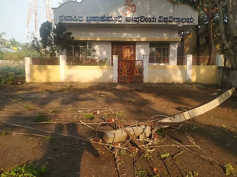 ಶಿರಹಟ್ಟಿಯ ನವಗರದ ಓಂ ಶಾಂತಿ ದೇವಾಲಯ ಮುಂದೆ ವಿದ್ಯುತ್ ಕಂಬ ಉರುಳಿ ಬಿದ್ದಿರುವುದು.