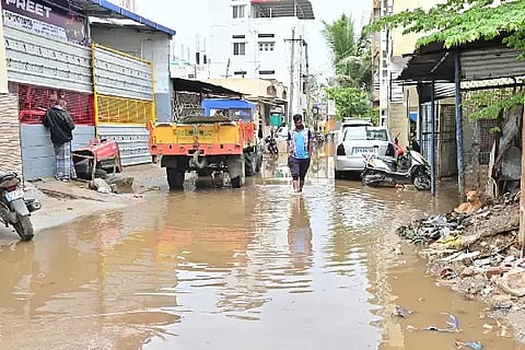 ದಾವಣಗೆರೆಯಲ್ಲಿ ಶುಕ್ರವಾರ ಬೆಳಗ್ಗೆ ಸುರಿದ ಮಳೆಯಿಂದ ಶಂಕರ ವಿಹಾರ ಬಡಾವಣೆಯ ರಸ್ತೆಯಲ್ಲಿ ನೀರು ನಿಂತಿದ್ದ ದೃಶ್ಯ.