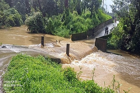 ಗೋಣಿಕೊಪ್ಪಲು ಕುಂದಾ ಗ್ರಾಮದ ಬಸವೇಶ್ವರ ಕಾಲೋನಿಗೆ ಹೋಗುವ ಸೇತುವೆ ಮುಳುಗಿರುವುದು.