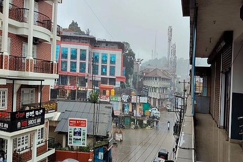 ಮಡಿಕೇರಿಯಲ್ಲಿ ಶುಕ್ರವಾರ ಉತ್ತಮ ಮಳೆ ಆಯಿತು.