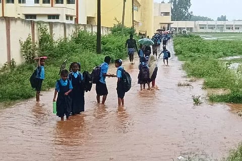 ದಾವಣಗೆರೆ ಜಿಲ್ಲೆ ಮಾಯಕೊಂಡದಲ್ಲಿ ಮಂಗಳವಾರ ಸುರಿದ ಮಳೆಯಿಂದ ಗ್ರಾಮದ ಕರ್ನಾಟಕ ಪಬ್ಲಿಕ್ ಶಾಲೆಯ ಮೈದಾನ ಜಲಾವೃತಗೊಂಡು, ಆ ನೀರಿನಲ್ಲೇ ವಿದ್ಯಾರ್ಥಿಗಳು ಮನೆಯತ್ತ ತೆರಳಿದರು.