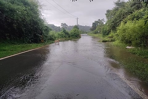  ಮಳೆಯ ಸಂದರ್ಭ ನದಿ ತುಂಬಿ ರಸ್ತೆ ಮೇಲೆ ಹರಿಯುವ ನೀರು