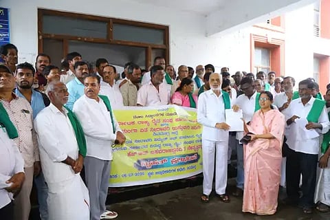 ತುಂಗಾ ಏತ ನೀರಾವರಿ ಯೋಜನೆಗೆ ಸಂಬಂಧಿಸಿ ಸರ್ಕಾರ ವಿದ್ಯುತ್ ಬಿಲ್ ಪಾವತಿಸುವಂತೆ ಒತ್ತಾಯಿಸಿ ಎಚ್.ಆರ್.ಬಸವರಾಜಪ್ಪ, ಶಾರದಾ ಪೂರ‌್ಯಾನಾಯ್ಕಾ, ಭಾಗ್ಯಾ, ಪಿ.ಡಿ.ಮಂಜಪ್ಪ. ಎ.ಡಿ.ನಾಗರಾಜಪ್ಪ, ಜಿ.ಎನ್.ಪಂಚಾಕ್ಷರಿ ಮತ್ತಿತರರು ಡಿಸಿ ಕಚೇರಿ ಎದುರು ಪ್ರತಿಭಟನೆ ನಡೆಸಿದರು.