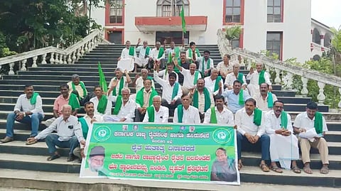  ಬಿಡದಿ ಟೌನ್‌ಶಿಪ್ ಯೋಜನೆ ಕೈಬಿಡಬೇಕು ಎಂದು ಒತ್ತಾಯಿಸಿ ಕೆ.ಟಿ.ಗಂಗಾಧರ್, ಮಂಜುನಾಥೇಶ್ವರ್, ಈರಣ್ಣ ಪ್ಯಾಟಿ, ಯಶವಂತ್ ರಾವ್ ಘೋರ್ಪಡೆ, ಹಿರಣ್ಣಯ್ಯ, ಮೋಹನ್‌ಕುಮಾರ್, ಜಗದೀಶ್ ನಾಯ್ಕ ಮತ್ತಿತರರು ಡಿಸಿ ಕಚೇರಿ ಎದುರು ಪ್ರತಿಭಟನೆ ನಡೆಸಿದರು.