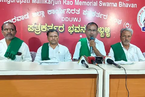 ರೈತ (Meeting)ಸೇನಾ ಕರ್ನಾಟಕ ಅಧ್ಯಕ್ಷ ವೀರೇಶ ಸೊಬರದಮಠ ಹುಬ್ಬಳ್ಳಿಯಲ್ಲಿ ಶುಕ್ರವಾರ ಸುದ್ದಿಗೋಷ್ಠಿಯಲ್ಲಿ ಮಾತನಾಡಿದರು. ಗುರು ರಾಯನಗೌಡ್ರ, ಮಲ್ಲಣ್ಣ ಆಲೇಕರ್, ಬಸವರಾಜ ಗುಡಿ ಇದ್ದರು.