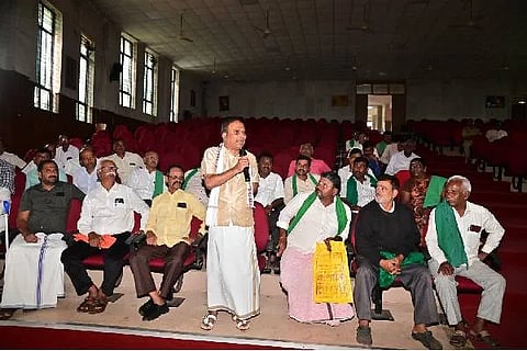 ದಾವಣಗೆರೆ ಜಿಲ್ಲಾಡಳಿತ ಭವನದಲ್ಲಿ ಮಂಗಳವಾರ ನಡೆದ ಬೆಳೆ ವಿಮೆ ಪರಿಹಾರ ಕುರಿತ ಸಭೆಯಲ್ಲಿ ರೈತ ಮುಖಂಡ ತೇಜಸ್ವಿ ಪಟೇಲ್ ಮಾತನಾಡಿದರು. ಬಲ್ಲೂರು ರವಿಕುಮಾರ್, ಹುಚ್ಚವ್ವನಹಳ್ಳಿ ಮಂಜುನಾಥ್ ಇನ್ನಿತರ ಮುಖಂಡರು ಇದ್ದರು.