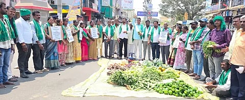 ಕೋಲಾರ ನಗರದ ಬಸ್​ ನಿಲ್ದಾಣದ ವೃತ್ತದಲ್ಲಿ ರಾಜ್ಯ ರೈತ ಸಂ ಹಾಗೂ ಹಸಿರು ಸೇವೆ ಕಾರ್ಯಕರ್ತರು ಖಾಲಿ ಸಿಲೆಂಡರ್​, ತರಕಾರಿ ಸಮೇತ ಸೋಮವಾರ ಪ್ರತಿಭಟನೆ ನಡೆಸಿದರು.