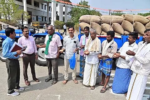 ದಾವಣಗೆರೆ ಜಿಲ್ಲಾಡಳಿತ ಭವನದ ಮುಂದೆ ಮಂಗಳವಾರ ರೈತರು ಟ್ರ್ಯಾಕ್ಟರ್ ಲೋಡ್‌ನೊಂದಿಗೆ ಪ್ರತಿಭಟನೆ ನಡೆಸಿದ ಸಂದರ್ಭದಲ್ಲಿ ಅಪರ ಜಿಲ್ಲಾಧಿಕಾರಿ ಶಿವಕುಮಾರ ಶೀಲವಂತ, ಪಶುಸಂಗೋಪನೆ ಇಲಾಖೆ ಉಪನಿರ್ದೇಶಕ ಡಾ.ಮಹೇಶ್ ಅವರು ರೈತರೊಂದಿಗೆ ಚರ್ಚಿಸಿದರು. ಕೊಳೇನಹಳ್ಳಿ ಬಿ.ಎಂ. ಸತೀಶ್, ತುಂಬಿಗೆರೆ ದಿನೇಶಗೌಡ್ರು, ಐಗೂರು ಸಿ.ನಾಗರಾಜಪ್ಪ, ಆಲೂರು ದೇವರಾಜು, ಸಿದ್ದೇಶ್, ಮರಿಕುಂಟೆ ಚಂದ್ರಪ್ಪ ಪಾಲ್ಗೊಂಡಿದ್ದರು.  