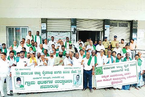 ದಾವಣಗೆರೆಯ ಬೆಸ್ಕಾಂ ಕಚೇರಿ ಬಳಿ ಸೋಮವಾರ, ವಿದ್ಯುತ್ ಖಾಸಗೀಕರಣ ವಿರೋಧಿಸಿ ಕರ್ನಾಟಕ ರಾಜ್ಯ ರೈತ ಸಂಘದಿಂದ ಪ್ರತಿಭಟನೆ ನಡೆಯಿತು. ಅರುಣ್ ಕುಮಾರ್ ಕುರುಡಿ, ಬುಳ್ಳಾಪುರದ ಹನುಮಂತಪ್ಪ, ಕರಿಲಕ್ಕೇನಹಳ್ಳಿ ರೇವಣಸಿದ್ದಪ್ಪ, ಪರಮೇಶಪ್ಪ, ಕಂಪಳೇಶ್, ಮುಖಂಡರಾದ ಮಂಡಲೂರು ವಿಶ್ವನಾಥ್, ಸಿದ್ದನೂರು ನಾಗರಾಜ, ರೇವಣಸಿದ್ದಪ್ಪ, ರಮೇಶ್, ಶಿವಕುಮಾರ್, ಅಗಸನಕಟ್ಟೆ ಶಿವಕುಮಾರ್, ನಾಗರಾಜ ಇದ್ದರು.