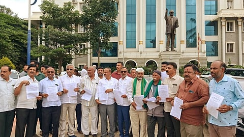 ಡಾ. ಶಿವರಾಮ ಕಾರಂತ್ ಬಡಾವಣೆ ಸಂತ್ರಸ್ತರ ಸಂಘ ಮತ್ತು ದ.ಸಂ.ಸ. ಬೆಂಗಳೂರು ಜಿಲ್ಲಾ ಸಂಯೋಜಕ ಸಮಿತಿ ಸಹಯೋಗದಲ್ಲಿ  ಆಯೋಜಿಸಿದ್ದ  ಸುದ್ದಿಗೋಷ್ಠಿಯಲ್ಲಿ  ಡಾ.ಶಿವರಾಮ ಕಾರಂತ್ ಬಡಾವಣೆ ಸಂತ್ರಸ್ತರ ಸಂಘದ ಪದಾಧಿಕಾರಿಗಳಾದ ಬಸವರಾಜ ಪಾದಯಾತ್ರಿ, ರಾಮಗೊಂಡನಹಳ್ಳಿ ರಮೇಶ್ ಮುನಿರಾಜು, ಟಿ.ಜಿ.ಚಂದ್ರು, ಕೃಷ್ಣಪ್ಪ ಸೇರಿದಂತೆ ಸಂತ್ರಸ್ತ ರೈತರಿದ್ದರು. 