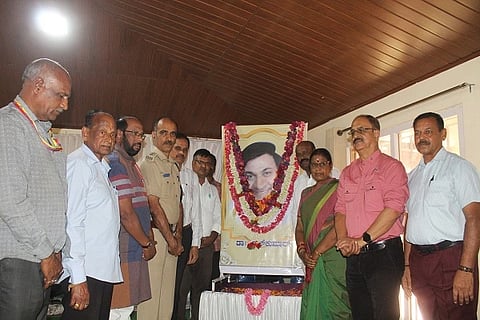  ಜಿಲ್ಲಾಡಳಿತ, ಜಿಲ್ಲಾ ಪಂಚಾಯತ್ ಹಾಗೂ ವಾರ್ತಾ ಮತ್ತು ಸಾರ್ವಜನಿಕ ಸಂಪರ್ಕ ಇಲಾಖೆ ವತಿಯಿಂದ ಗಾಂಧಿ ಭವನದಲ್ಲಿಡಾ.ರಾಜ್ ಕುಮಾರ್ 97ನೇ ಜನ್ಮ ದಿನ ಆಚರಿಸಲಾಯಿತು. ಕುಮಾರ್, ಅಂಬೆಕಲ್ಲು ಕುಶಾಲಪ್ಪ, ಉ.ರಾ. ನಾಗೇಶ್, ಕಲಾವತಿ, ಲೋಕೇಶ್ ಸಾಗರ್, ಅನಂತಶಯನ ಮತ್ತಿತರರು ಇದ್ದರು.