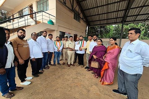 rajat ullagaddimath ಬಿಜೆಪಿ ಶಾಸಕ ಯಶ್ಪಾಲ್ ಸುವರ್ಣ ವಿರುದ್ಧ ಕ್ರಮ ಕೈಗೊಳ್ಳುವಂತೆ ಒತ್ತಾಯಿಸಿದ ದೂರನ್ನು ವಿದ್ಯಾನಗರ ಬ್ಲಾಕ್ ಕಾಂಗ್ರೆಸ್ ಅಧ್ಯಕ್ಷ ರಜತ್ ಉಳ್ಳಾಗಡ್ಡಿಮಠ ಅವರು ಹುಬ್ಬಳ್ಳಿ ಉಪನಗರ ಠಾಣೆ ಇನ್‌ಸ್ಪೆಕ್ಟರ್ ಪ್ರಭು ಗಂಗೇನಹಳ್ಳಿ ಅವರಿಗೆ ಬುಧವಾರ ನೀಡಿದರು.