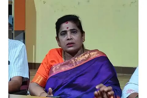 ಶಿರಸಿ ನಗರದಲ್ಲಿ ಸುದ್ದಿಗೋಷ್ಠಿಯಲ್ಲಿ ಸೋಮವಾರ ರಜನಿರಾಜ್ ಮಾತನಾಡಿದರು.