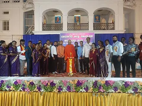 ದಾವಣಗೆರೆಯಲ್ಲಿ ದಾವಣಗೆರೆ ಜಿಲ್ಲಾ ಸಾಂಸ್ಕೃತಿಕ ಕಲಾವಿದರ ಸಂಘವನ್ನು ವಿರಕ್ತಮಠದ ಶ್ರೀ ಬಸವಪ್ರಭು ಸ್ವಾಮೀಜಿ ದೀಪ ಬೆಳಗಿಸುವ ಮೂಲಕ ಉದ್ಘಾಟಿಸಿದರು. ಬಿ.ಜಿ. ಅಜಯಕುಮಾರ್, ಎ.ನಾಗರಾಜ್, ಮಂಜುನಾಥ್, ವಾಸುದೇವ ಆರ್. ರಾಯ್ಕರ್, ಚಿಂದೋಡಿ ಶಂಭುಲಿಂಗಪ್ಪ , ಮೀನಾ ಆನಂದಕುಮಾರ್, ಟಿ. ಪರಮೇಶ್ ಇತರರಿದ್ದರು. 