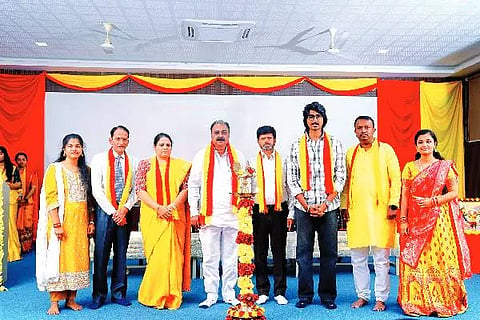 ದಾವಣಗೆರೆಯ ಜೈನ್ ತಾಂತ್ರಿಕ ಮಹಾವಿದ್ಯಾಲಯದಲ್ಲಿ ಶುಕ್ರವಾರ ಕನ್ನಡ ರಾಜ್ಯೋತ್ಸವ ಸಮಾರಂಭದಲ್ಲಿ ಕೆ.ಜಿ. ಯಲ್ಲಪ್ಪ, ಪೃಥ್ವಿ ಶಾಮನೂರು, ಡಾ. ಗಣೇಶ್ ಡಿ.ಬಿ, ಡಾ. ಪ್ರಕಾಶ ಕೆ.ಬಿ, ಪ್ರೊ. ಸವಿತಾ ಮಮಡಾಪುರ, ಡಾ. ರಾಹುಲ್ ಪಾಟೀಲ್ ಇದ್ದರು.