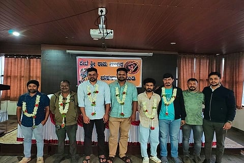 ಮಡಿಕೇರಿಯ ಪೇಟೆ ಶ್ರೀ ರಾಮಮಂದಿರ ದಸರಾ ಸಮಿತಿಯ 2026-27ನೇ ಸಾಲಿಗೆ ಆಯ್ಕೆ ಆದ ಪದಾಧಿಕಾರಿಗಳು. ಸುನಿಲ್ ಮುತ್ತಪ್ಪ, ಪ್ರಮೋದ್ ಶೆಟ್ಟಿ, ಚೇತನ್ ಪೂಜಾರಿ, ಜಿ.ಜಿ. ವಿಘ್ನೇಶ್, ಹೇಮಂತ್ ಹಾಗೂ ಅಯ್ಯಪ್ಪ ಮತ್ತಿತರರು ಇದ್ದರು.