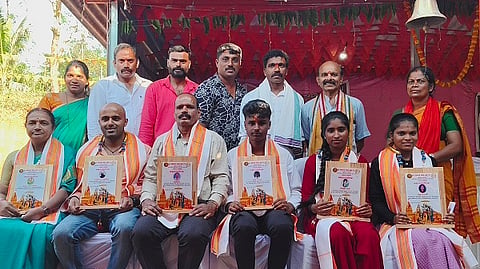 ಕತ್ತಲೆಕಾಡು ಶ್ರೀ ವಿನಾಯಕ ಸೇವಾ ಟ್ರಸ್ಟ್ ವತಿಯಿಂದ ಜರುಗಿದ ರಾಮನವಮಿ, ದುರ್ಗಾ ಪೂಜೆ ಹಾಗೂ ವಾರ್ಷಿಕ ಮಹಾಸಭೆಯಲ್ಲಿ ಗ್ರಾಮದ ಸಾಧಕರನ್ನು ಸನ್ಮಾನಿಸಲಾಯಿತು. ಗಿರೀಶ್ ತಂತ್ರಿ, ಹೊನ್ನಪ್ಪ ಆಚಾರ್ಯ, ಕೆ.ಕೆ.ಮಹೇಶ್ ಕುಮಾರ್ ಇತರರಿದ್ದರು.