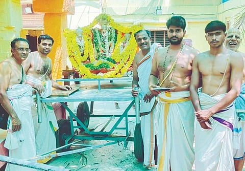 ಅರಕಲಗೂಡು ತಾಲೂಕು ರಾಮನಾಥಪುರ ಶ್ರೀಪಟ್ಟಾಭಿರಾಮ ದೇವಾಲಯದಲ್ಲಿ ಶ್ರೀರಾಮ ನವಮಿ ಸಂಗೀತೋತ್ಸವದಲ್ಲಿ ದೇವರಿಗೆ ವಿಶೇಷ ಪೂಜೆ ಸಲ್ಲಿಸಲಾಯಿತು.