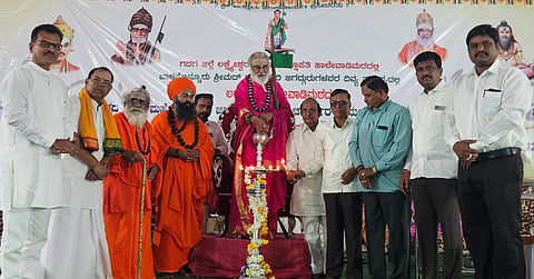 ಲಕ್ಷ್ಮೇಶ್ವರದಲ್ಲಿ ಹಮ್ಮಿಕೊಂಡಿದ್ದ ಧರ್ಮಜಾಗೃತಿ ಸಭೆಯನ್ನು ಬಾಳೆಹೊನ್ನೂರು ಶ್ರೀ ರಂಭಾಪುರಿ ಡಾ. ವೀರಸೋಮೇಶ್ವರ ಜಗದ್ಗುರುಗಳು ಉದ್ಘಾಟಿಸಿದರು. ವಿಮಲರೇಣುಕ ಮುಕ್ತಿಮುನಿ ಶಿವಾಚಾರ್ಯ ಸ್ವಾಮೀಜಿಗಳು, ಡಾ. ಮುಮ್ಮಡಿ ಚಂದ್ರಶೇಖರ ಶಿವಾಚಾರ್ಯರು, ಡಾ. ವೈಜನಾಥ ಶಿವಾಚಾರ್ಯರು, ಶ್ರೀ ಮಳೆಮಲ್ಲಿಕಾರ್ಜುನ ಸ್ವಾಮೀಜಿ ಇತರರಿದ್ದರು.