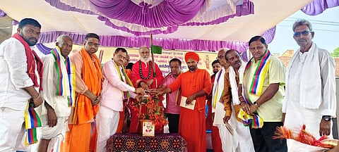 ಕುಂದಗೋಳ ತಾಲೂಕಿನ ಬು. ತರ್ಲಘಟ್ಟ ಗ್ರಾಮದ ಶ್ರೀ ಹಾದಿಬಸವೇಶ್ವರ ದೇವಸ್ಥಾನದ ಉದ್ಘಾಟನೆ-ಮೂರ್ತಿ ಪ್ರತಿಷ್ಠಾಪನೆ ನಿಮಿತ್ತ ಶ್ರೀ ವೀರಭದ್ರೇಶ್ವರ ದೇವಸ್ಥಾನದಲ್ಲಿ ಶನಿವಾರ ಏರ್ಪಡಿಸಿದ್ದ ಧರ್ಮ ಜಾಗೃತಿ ಸಮಾರಂಭವನ್ನು ಮಾಜಿ ಶಾಸಕ ಎಂ.ಎಸ್. ಅಕ್ಕಿ ಉದ್ಘಾಟಿಸಿದರು. ಬಾಳೆಹೊನ್ನೂರು ಶ್ರೀ ರಂಭಾಪುರಿ ಜಗದ್ಗುರುಗಳು, ಶಿತಿಕಂಠೇಶ್ವರ ಶಿವಾಚಾರ್ಯರು, ರೇವಣಸಿದ್ಧ ಶಿವಾಚಾರ್ಯರು, ಶ್ರೀ ರೇವಣಸಿದ್ಧ ಶಿವಾಚಾರ್ಯರು, ಶ್ರೀ ಅಭಿನವ ಬಸವಣ್ಣಜ್ಜನವರು, ಇತರರಿದ್ದರು. 