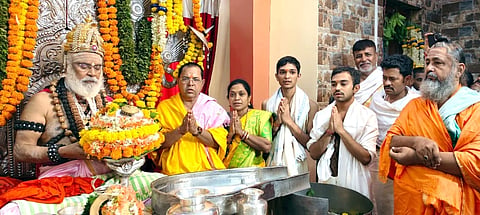ಲಕ್ಷ್ಮೇಶ್ವರದ ಐತಿಹಾಸಿಕ ಲಕ್ಷಾಪತಿ ಹಾಲೇವಾಡಿಮಠದಲ್ಲಿ ಜಗದ್ಗುರು ರೇಣುಕಾಚಾರ್ಯ ಮಂದಿರದ ರಜತ ಮಹೋತ್ಸವದಲ್ಲಿ ರಂಭಾಪುರಿ ಜಗದ್ಗುರುಗಳು ಇಷ್ಟಲಿಂಗ ಮಹಾಪೂಜೆ ನೆರವೇರಿಸಿದರು. ಡಾ. ಮುಮ್ಮಡಿ ಚಂದ್ರಶೇಖರ ಶಿವಾಚಾರ್ಯರು, ಶಿವಲಿಂಗಯ್ಯ ಹಾಲೇವಾಡಿಮಠ ಕುಟುಂಬದವರು ಇದ್ದರು.