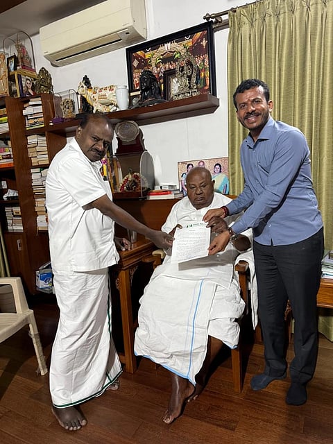  ರಮೇಶ್ ಗೌಡ ಅವರು ಬುಧವಾರ ರಾಷ್ಟ್ರೀಯ ಅಧ್ಯಕ್ಷರಾದ ದೇವೇಗೌಡರು ಹಾಗೂ ರಾಜ್ಯಾಧ್ಯಕ್ಷರಾದ ಹೆಚ್.ಡಿ. ದೇವೇಗೌಡ ಅವರಿಂದ  ಆದೇಶ ಪತ್ರವನ್ನು ಸ್ವೀಕರಿಸಿದರು.