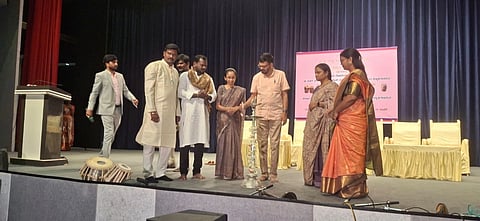 ಈ ಸಂದರ್ಭದಲ್ಲಿ ಕನ್ನಡ ಮತ್ತು ಸಂಸ್ಕೃತಿ ಇಲಾಖೆ ಉಪ ನಿರ್ದೇಶಕಿ ಜಗದೀಶ್ವರಿ ಅ. ನಾಸಿ, ಸರಕಾರಿ ಮೆಟ್ರಿಕ್ ನಂತರದ ಬಾಲಕಿಯರ ವಸತಿ ನಿಲಯ ಪಾಲಕ ಸೈದಾ ಬಾಗವನ್, ಸಿದ್ದಾರ್ಥ್ ಚಿಮ್ಮುಯಿದ್ಲಾಯಿ, ಯಲ್ಲಾಲಿಂಗ ಡಾಂಗೆ ಉಪಸ್ಥಿತರಿದ್ದರು.