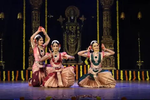 ಹುಬ್ಬಳ್ಳಿಯಲ್ಲಿ ಮಯೂರ ನೃತ್ಯ ಅಕಾಡೆಮಿ (Ranga pravesh) ಶನಿವಾರ ಆಯೋಜಿಸಿದ್ದ ಕಾರ್ಯಕ್ರಮದಲ್ಲಿ ವಿದುಷಿ ಹೇಮಾ ವಾಘಮೋಡೆ ಶಿಷ್ಯೆಯರಾದ ಸಾನಿಧ್ಯ ಪ್ಯಾಟಿ, ದಿವ್ಯಾ ಮೂಲ್ಯ ಮತ್ತು ಆರಾಧ್ಯ ಕೆಂಧುಳಿ ಭರತನಾಟ್ಯ ರಂಗಪ್ರವೇಶ ಮಾಡಿದರು. 