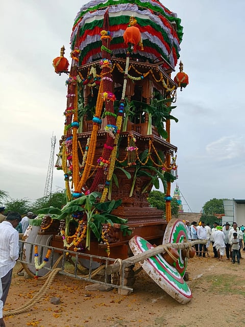 ರೋಣ ತಾಲೂಕಿನ ಹೊನ್ನಿಗನೂರ ಗ್ರಾಮದ ಶ್ರೀ ಹುಲಿಗೆಮ್ಮದೇವಿ ರಥೋತ್ಸವದ ವೇಳೆ ತೇರಿನ ಚಕ್ರ ಮುರಿದಿರುವುದು.