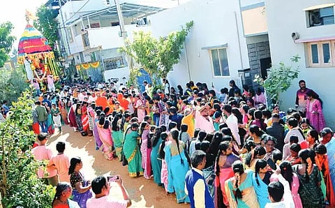 ಯರಗುಂಟೆ ಕ್ಷೇತ್ರದಲ್ಲಿ ಶನಿವಾರ ಶ್ರೀ ಗುರು ಕರಿಬಸವೇಶ್ವರ ಸ್ವಾಮಿ ರಥವನ್ನು ಎಳೆದ ನಾರಿ ಪಡೆ. 